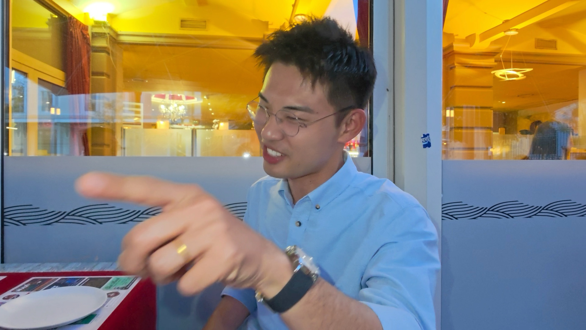 “梦游枪法”笑翻全场！CS2职业赛场再现特朗普式混乱操作